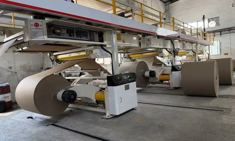 Automatic splicer feeding kraft rolls into the laminating line